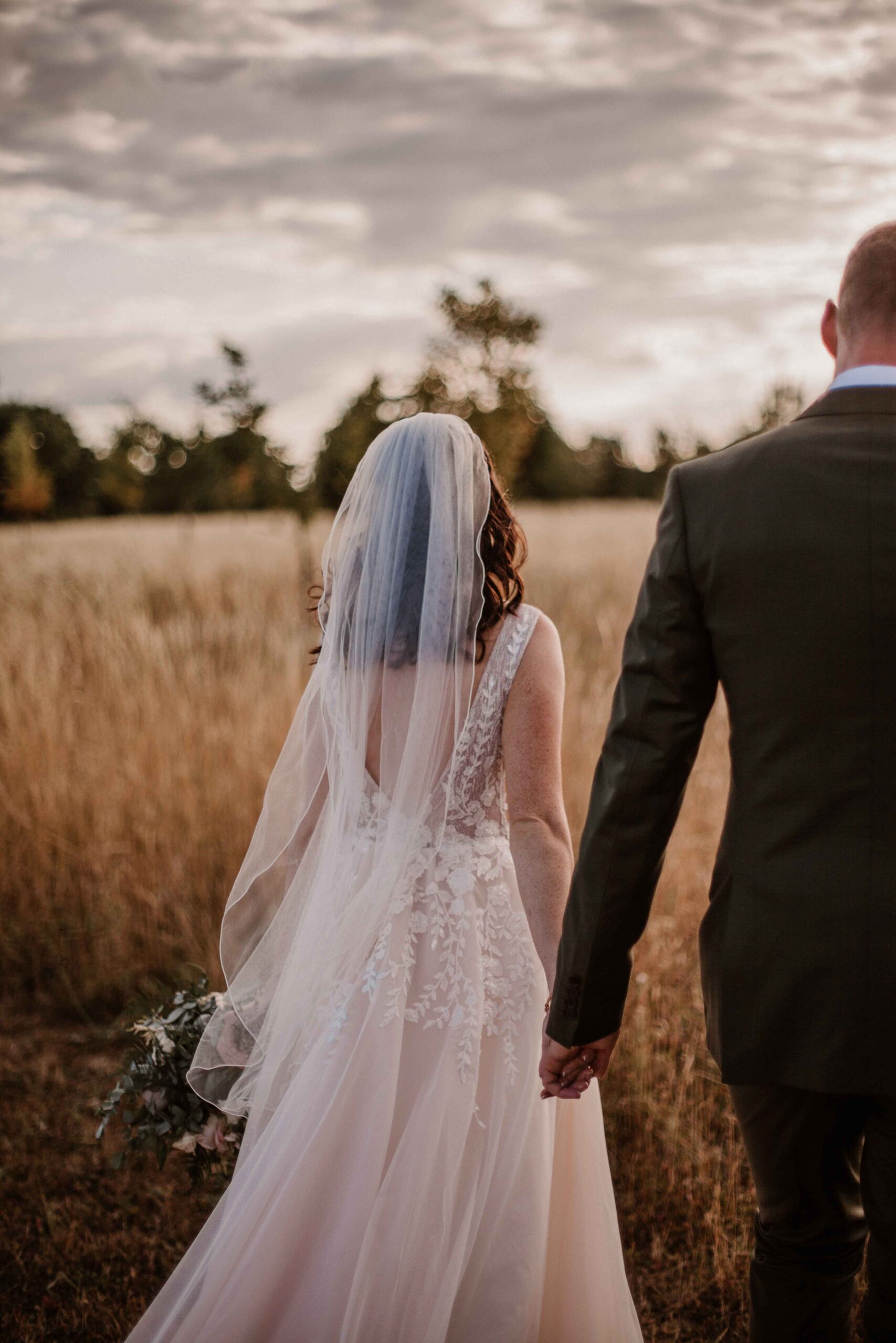 https://ellavioletphotography.com/wp-content/uploads/2022/10/WedStory226-scaled.jpg